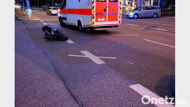 Biker kollidiert am Freitagabend in Regensburg mit Autofahrer. Auer, Alexander