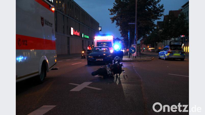 Biker kollidiert am Freitagabend in Regensburg mit Autofahrer. Auer, Alexander