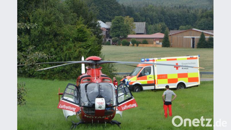 &quot;Christoph 80&quot; fliegt den schwerst verletzten Rollerfahrer ins Klinikum St. Marien Amberg. dob