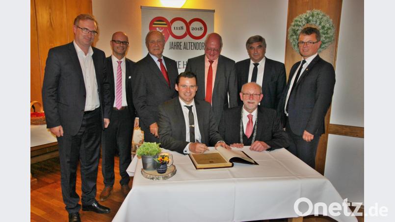 Wie alle Mitfeiernden trugen sich auch die Ehrengäste zur Erinnerung an diesen Abend in das Goldene Buch der Gemeinde ein. Bild: ral