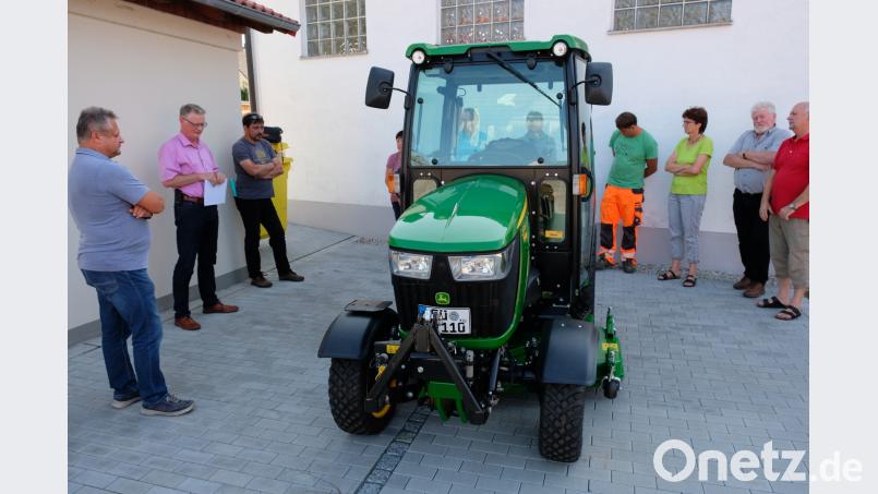 Ein neuer Kommunaltraktor ist überfällig. Vor Beginn der Gemeinderatssitzung lässt sich das Gremium deshalb ein 36 PS starkes Kompaktgerät der Marke John Deere vorstellen. do