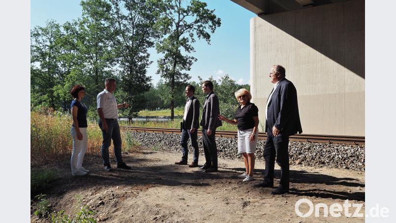 Über Lärmschutz an der Autobahnausfahrt Weiden-West sprachen mit Anwohnern Stadtrat Hans-Jürgen Gmeiner, Bundestagsabgeordneter Albert Rupprecht, CSU-Landtagskandidat Stephan Oetzinger und Bürgermeister Lothar Höher ( Zweiter, Dritter, Vierter und Sechster von links) Bühner