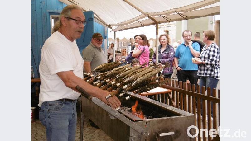 Der Fischereiverein bot frisch gegrillte Markelen mma