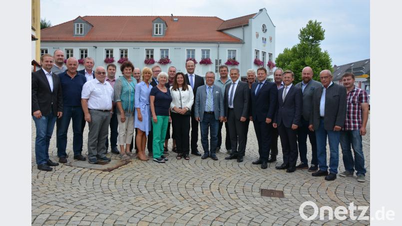 Stark vertreten waren der Mitterteicher Stadtrat und der Wiesauer Marktrat bei der Festsitzung im Mitterteicher Rathaus. Beide Kommunen wollen jetzt als Mittelzentrum noch enger zusammenarbeiten. Die Arbeit von 25 Jahren wurde mit dem neuen Mittelzentrum gekrönt. Darüber freute sich auch Bayerns Finanz- und Heimatminister Albert Füracker (11. von rechts). jr