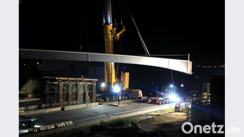 Spektakulärer Brückenbau in einer Nacht - 500 Tonnen Kran hebt Brückenteile über 6-spurige Autobahn in Regensburg Auer, Alexander