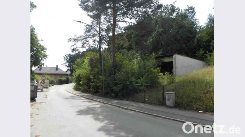 Das Gebäude rechts am Rotbühlring soll einem Neubau mit acht Wohneinheiten weichen, was der Bauausschuss grundsätzlich gut findet. Die Zufahrt zu den Stellplätzen ausschließlich von der Straße aus, die Parksituation sowie fehlende Nachbarunterschriften kommen allerdings nicht gut an. Bild: ihl