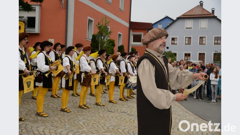 Helmut Bamler verkündet die Regeln zum Ablauf des Festzuges mit der Reihenfolge der Gruppen. bey