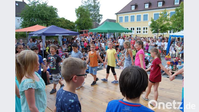 Musik-, Gesangs- und Tanzeinlage der Kinder standen im Mittelpunkt des Schulfestes der Grundschule. Bilder: sm Schmola, Werner