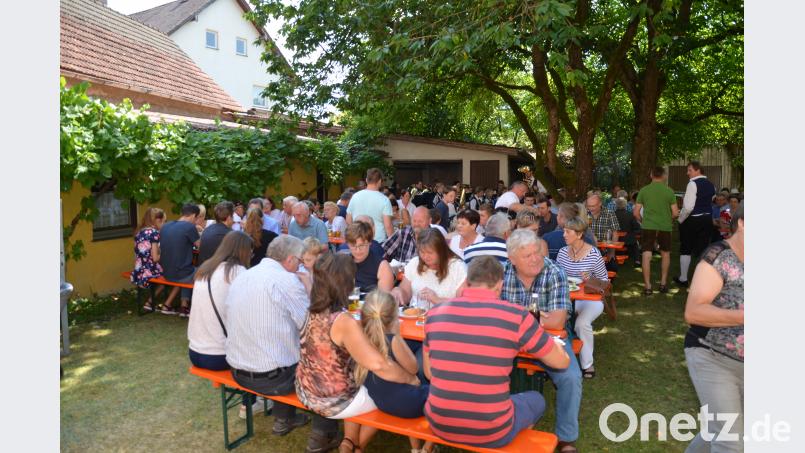 Im voll besetzten Unterauerbacher Pfarrgarten wurde mit bayerisch-böhmischer Blasmusik der Blaskapelle Auerbachtal und den Gockerlspezialitäten vom Grill zünftig der Weihetag der Pfarrkirche St. Nikolaus gefeiert. Bild: ga