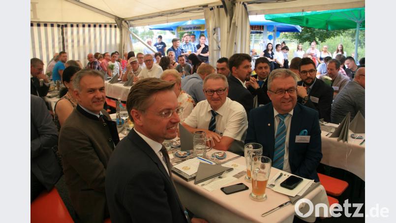 Ehrengäste beim Jubiläum: Stellvertretender Landrat Roland Grillmeier und MdL Tobias Reiß (vorne von links), gegenüber Toni Dutz, zweiter Bürgermeister Fritz Holm und (verdeckt) Evi Dutz (von rechts). wro