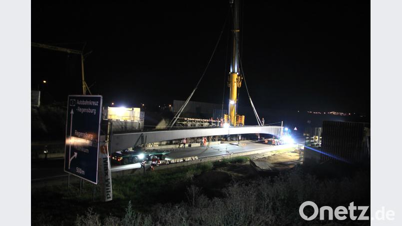 Spektakulärer Brückenbau in einer Nacht - 500 Tonnen Kran hebt Brückenteile über 6-spurige Autobahn in Regensburg Auer, Alexander