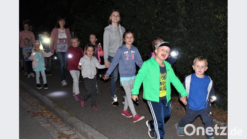 Die Spielmannszug-Zwerge bei der Nachtwanderung auf der Suche nach einem Schatz. rgr