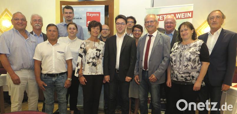 Den neuen SPD-Kreisvorstand bilden (von links) Ludwig Blüml, Franz Brunner, Paul Bässler, Sebastian Bösl, Regina Ittner, Ulrike Roidl, Marco Prause, Peter Wein, Matthias Schaller, Karin Frankerl und Harald Bemmerl. Mit im Bild sind Bezirksvorsitzender Franz Schindler, Unterbezirksvorsitzende Marianne Schieder und Bezirksrat Volker Liedtke (von rechts). Bild: Hirsch