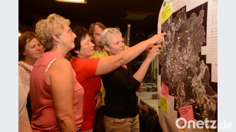 Landschaftsarchitektin Christine Meyer (rechts) nimmt Anregungen zur Beschilderung von Wegen und zu gastonomischen Betrieben entgegen. bey