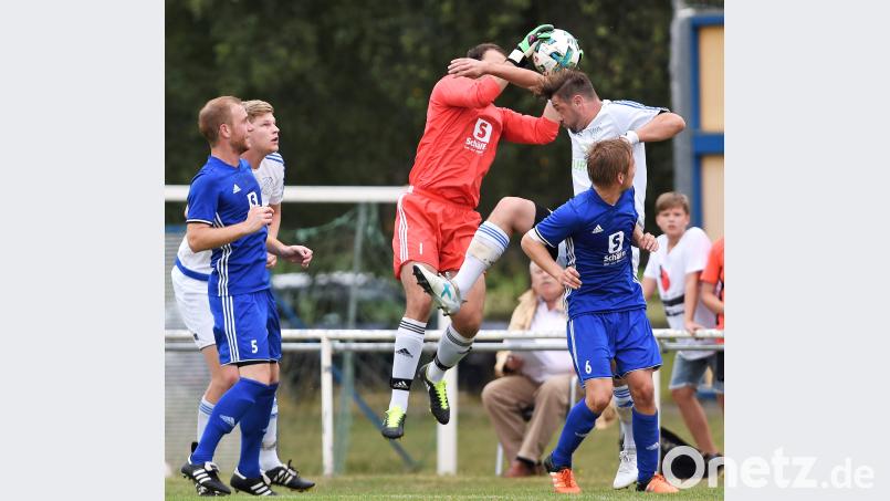 Tobias Schoberth (Mitte) hatte alles im Griff. Die Schirmitzer Angriffsbemühungen endeten immer spätestens beim Raigeringer Schlussmann. btg