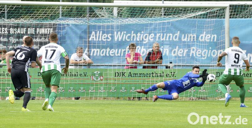 Der Eltersdorfer Mittelstürmer Bastian Herzner (rechts) scheitert mit einem Foulelfmeter am Ammerthaler Torhüter Christopher Sommerer. SC-Kapitän Tobias Herzner (Zweiter von links) und der Ammerthaler Sebastian Zecho (links) sind Beobachter der Szene. Hubert Ziegler
