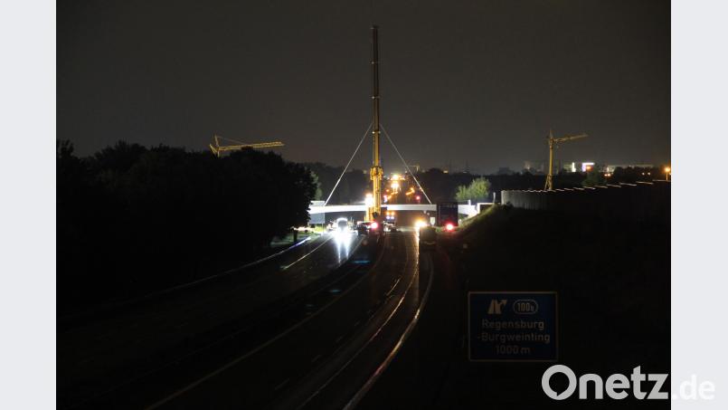 Spektakulärer Brückenbau in einer Nacht - 500 Tonnen Kran hebt Brückenteile über 6-spurige Autobahn in Regensburg Auer, Alexander