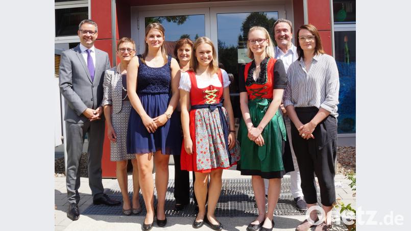 Schulleiter Marko Renner (links) und Oberstudiendirektor Ralf Bormann gratulierten zusammen mit Bildungsberaterin Mathilde Schießlbauer (Zweite von links) und Prüfungsvorsitzender Christine Wutz (Vierte von links) den erfolgreichen Absolventen. weu