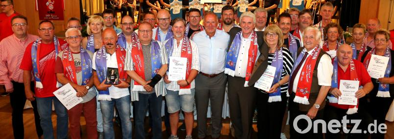 Gerhard Stadler (vorne, Vierter von rechts), Vorsitzender des FC-Bayern-Fans-Clubs, freut sich zusammen mit Ehefrau Marianne über den Besuch von Karl-Heinz Rummenigge. Seit 30 Jahren besteht der Flosser Verein. Die Mitglieder der ersten Stunden bekommen Urkunden. mef