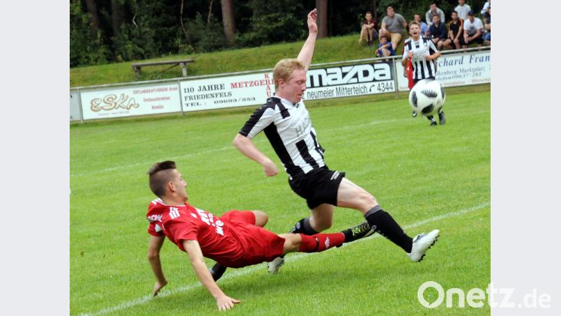 Kreisklassen-Aufsteiger SV Schönhaid (links Fabian Höfer) ist mit einem 6:1-Erfolg gegen den TSV Friedenfels (rechts Jonas Henze) in die Saison gestartet. HEH