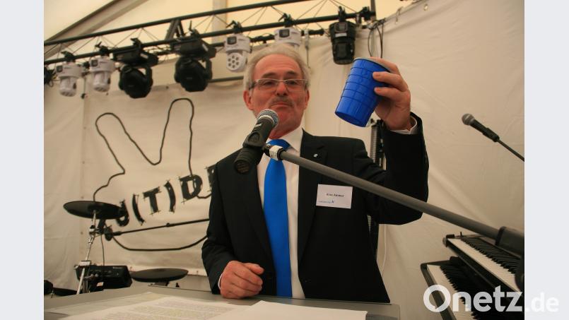 In seiner Festansprache erinnerte Hans Ammer an den blauen Becher, der in Wiesau - vor Jahrzehnten produziert - seinerzeit in vielen Haushalten zu finden war. wro