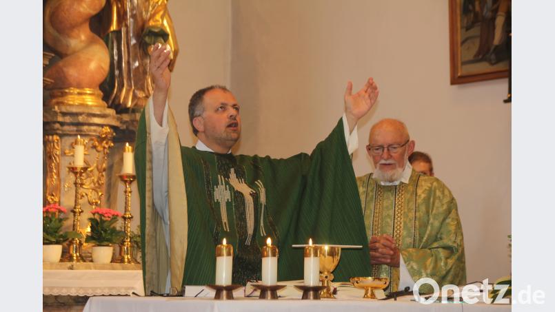 Regionaldekan Holger Kruschina, Pfarrer in Roding, zelebrierte zusammen mit Ruhestandspfarrer Richard Salzl (rechts) den Gottesdienst beim Mesnertreffen. frd