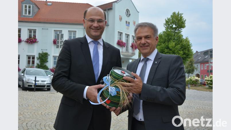 Ein Fässchen original Mitterteicher Zoiglbier für Minister Albert Füracker (links) darf nicht fehlen, überreicht hat es ein sichtlich stolzer Bürgermeister Roland Grillmeier. jr