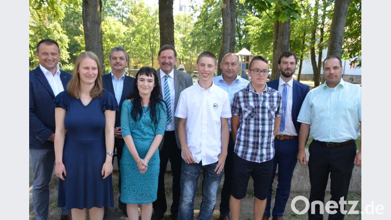 Die vier Abschluss-Schüler Leonie Reil (Lückenrieth), Julia Kirchberger (Tännesberg), René Urban (Altenstadt) und Leon Stärk (Vohenstrauß) scharen viele Gäste um sich. Klassleiter Christian Strasser (Zweiter von rechts), Konrektor Michael Raab (rechts) und Rektor Manfred Böhm (Mitte) lassen die vier Jugendlichen nur ungern ziehen. dob
