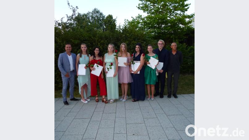 Schulabschussfeier an der Mittelschule Kümmersbruck mit (von links) Lehrer Markus Gleißner, Sophia Scheuerer ( 9 G), Chantal Glaser, Nadine Scharf, Alina Dechant ( M 10 G) Katharina Müller ( M 10a), Paula Hellerl ( M 10 G), Bastian Geisler- der Jahrgangsbeste ( M 10a ) und Lehrer Michael Kirsch ( M 10 G). Es fehlt der Klassenleiter der M 10 a, Studienrat Rainer Kaleschke. kal