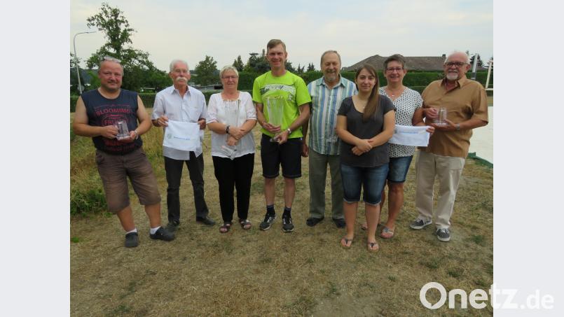 Die Clubmeister und Mannschaftsbesten des Kegelvereins Weiß-Blau (von links): Bodo Stich, Dietmar Frenzel, Christa Frenzel, Thomas Rupprecht, Vorsitzender Rudolf Schröpfer, Sportwartin Tanja Wenning, Sandra Wenning und Hans Greiner. adj