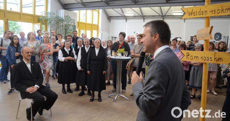 Stehempfang mit Sitzgelegenheit. Die Pfarrei St. Josef verabschiedet ihren Kaplan. Dr. Thomas Hösl. Bild: Kunz Kunz