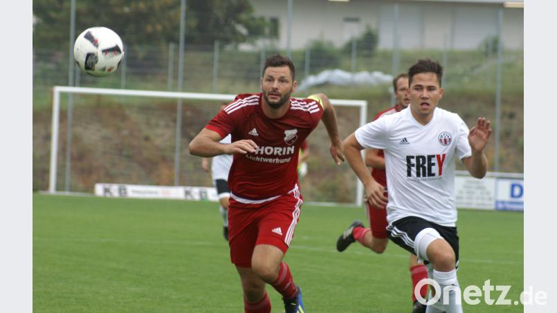 Kapitän Stefan Prey (links) und die SpVgg Pfreimd schnupperten in Cham am ersten Landesliga-Punkt, mussten sich aber knapp mit 0:1 geschlagen geben. Eberhard Viehauser