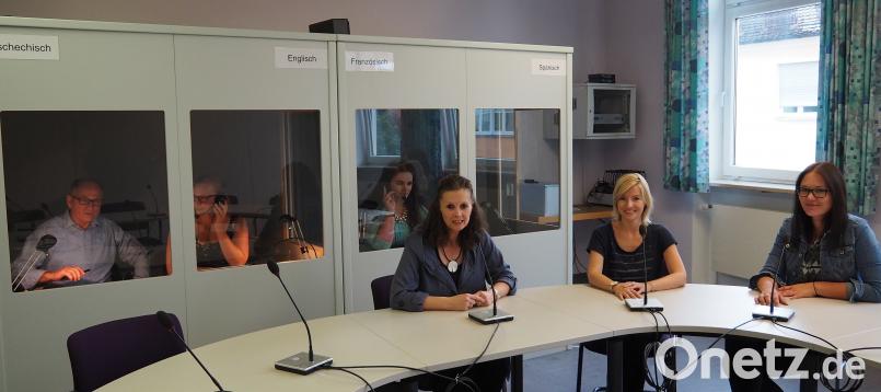 Lehrkräfte der Fremdsprachenschulen, darunter Studiendirektorin Brigitte Ross (vordere Reihe, links), demonstrieren anschaulich die Arbeit von Dolmetschern Bühner