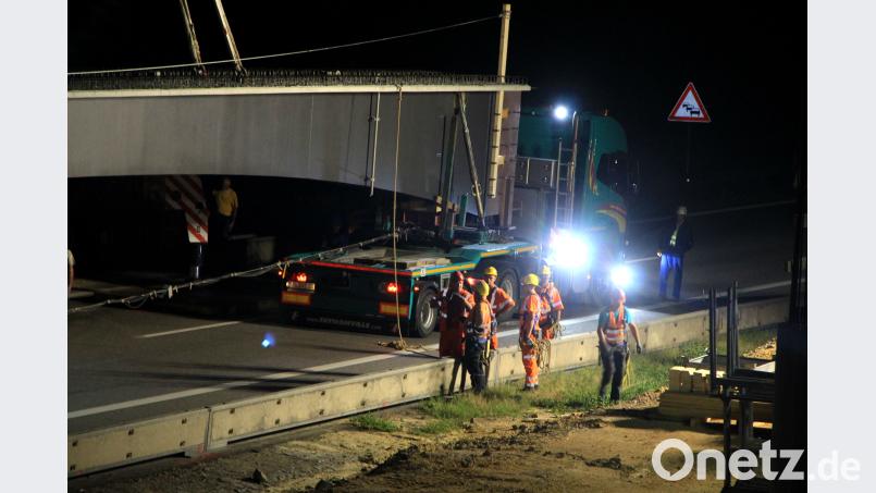 Spektakulärer Brückenbau in einer Nacht - 500 Tonnen Kran hebt Brückenteile über 6-spurige Autobahn in Regensburg Auer, Alexander
