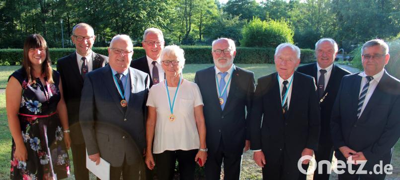 Neue Träger der Eschenbacher Bürgermedaille sind: Franz Dilling (Dritter von links), Hannelore Ott (Mitte), Karlheinz Keck (Vierter von rechts) und Peter Hübl (Dritter von rechts). Zur Auszeichnung gratulieren (von rechts) Stadtverbandsvorsitzender Dieter Kies, Bürgermeister Peter Lehr, dritter Bürgermeister Klaus Lehl, zweiter Bürgermeister Karl Lorenz und VG-Geschäftsführerin Heike Biersack. stg