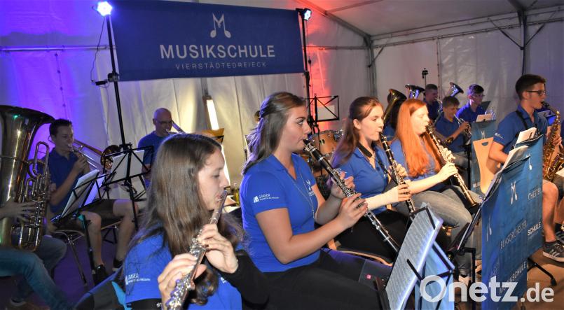 Das Blasorchester der Musikschule Vierstädtedreieck setzte einen glanzvollen Schlusspunkt beim Musikschulfest. rgr