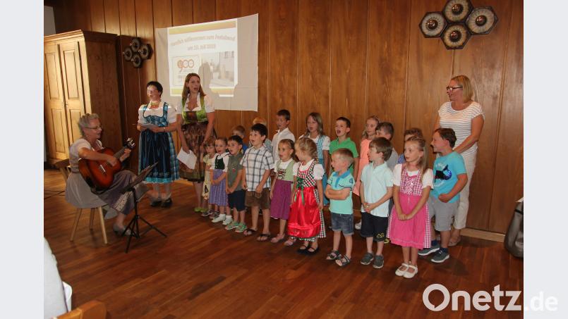 Die Kindergartenkinder eröffneten den Festabend. Bild: ral