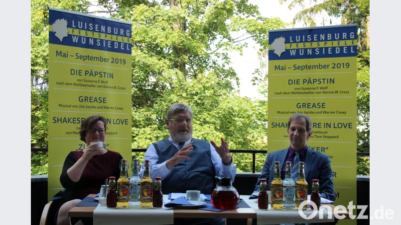 In entspannter Atmosphäre stellen (von links) Birgit Simmler (künstlerische Leiterin), Bürgermeister Karl-Willi Beck und Harald Benz (Verwaltungsleiter) das Luisenburg-Programm der Spielzeit 2019 vor. Holger Stiegler