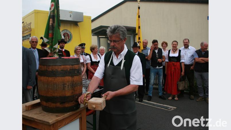 Zwei gezielte Hammerschläge sollten reichen, danach verkündete Bürgermeister Wolfgang Braun: „O’zapft is‘!“ wro