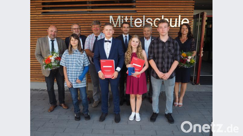 Schulleiter Günther Paul hinten links, daneben polisiche Vertreter, rechts = Klassenlehrerin Katharina Achtert,
 vorne von links: Toni Koller (1,8), Lukas Fischer (1,6), Dorothea Bernklau und Wolfgang Stahl ( 2,2) stn