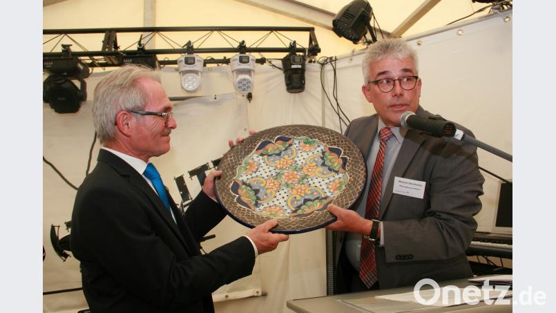 Eine Reise über den großen Teich machte Michael Dörrbecker von Wiesauplast de Mexiko (rechts), der zusammen mit seiner Frau nach Wiesau gekommen war, um die Glückwünsche und das mitgebrachte Geschenk Hans Ammer persönlich überreichen zu können. wro