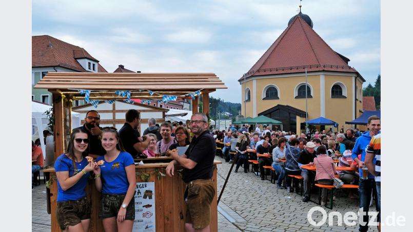 Die "Fahr-Bar" des Kirwavereins pendelte zwischen Marktplatz und Bachgasse. Bild: twi