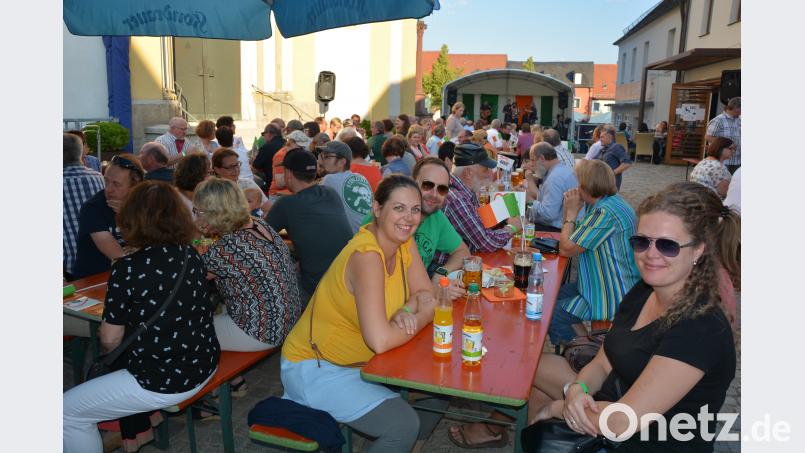 Volles Haus am Freitagabend auf dem Kirchplatz, als das Team des Mehrgenerationenhauses wieder zum Irischen Abend eingeladen hatte. Die vielen Besucher genossen das irische Flair in einer herrlichen Sommernacht jr