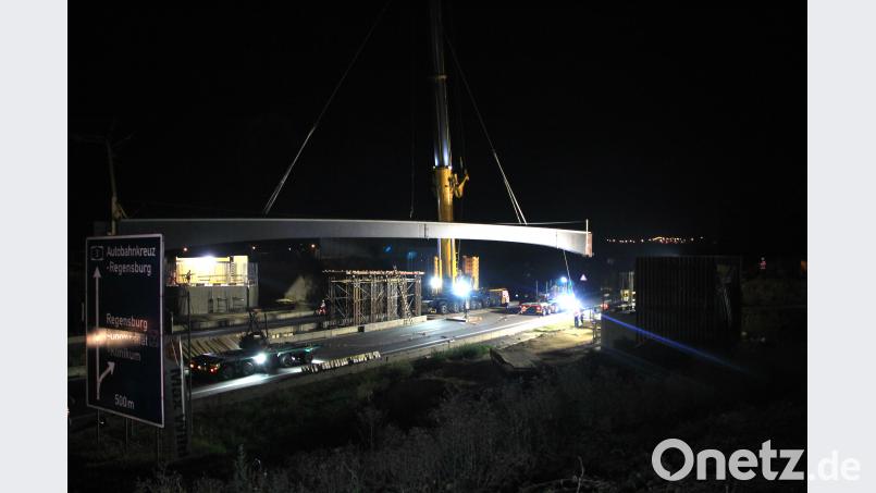 Spektakulärer Brückenbau in einer Nacht - 500 Tonnen Kran hebt Brückenteile über 6-spurige Autobahn in Regensburg Auer, Alexander