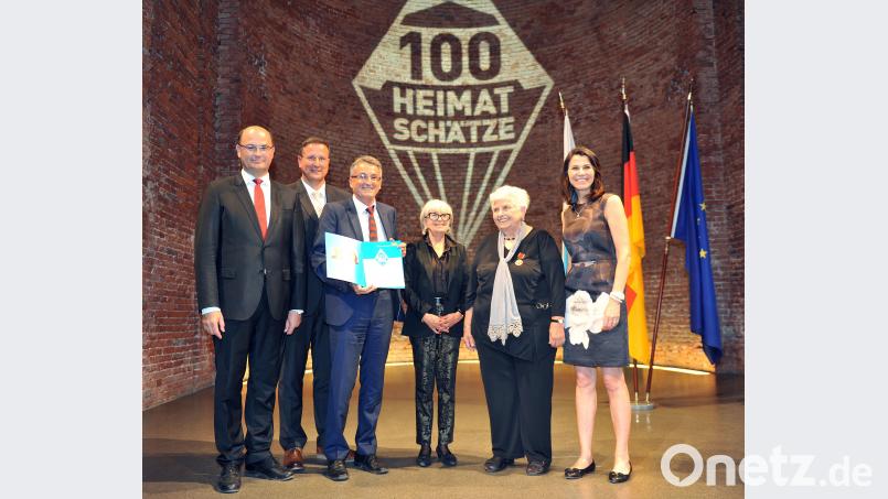 Freude bei der Preisübergabe: Heimatminister Albert Füracker, stellvertretender Landrat Markus Müller, Bürgermeister Ludwig Prögler, Konradine Gebhard, Sieglinde Prögler und Kunstministerin Marion Kiechle (von links). lpr