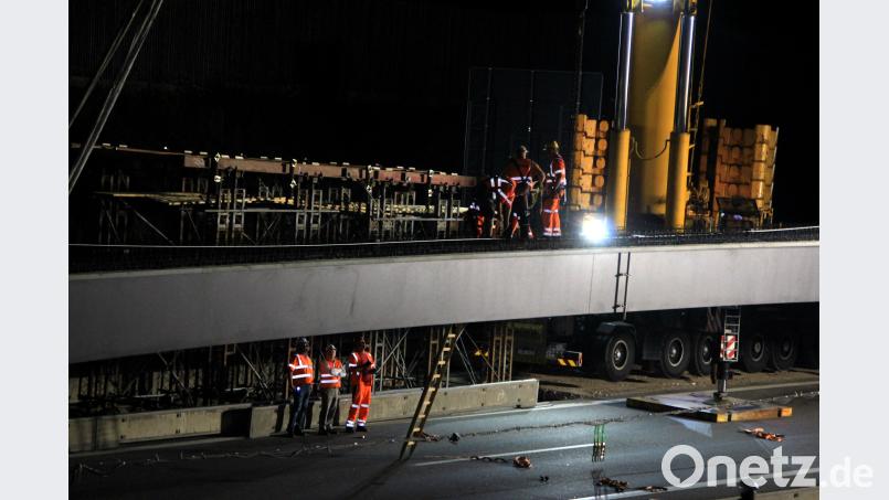 Spektakulärer Brückenbau in einer Nacht - 500 Tonnen Kran hebt Brückenteile über 6-spurige Autobahn in Regensburg Auer, Alexander