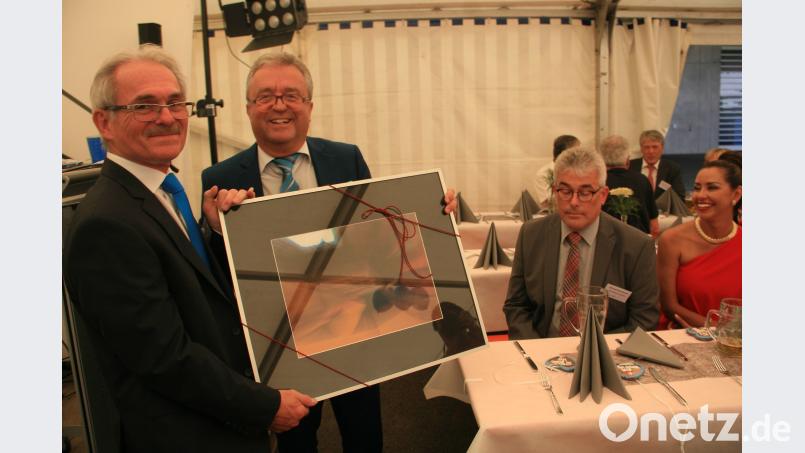 Das gerahmte Geburtstagsgeschenk stammt aus der Wiesauer Fotowerkstatt von Hans Lauth. Bürgermeister Toni Dutz (rechts) gratulierte Hans Ammer im Namen der Marktgemeinde. wro