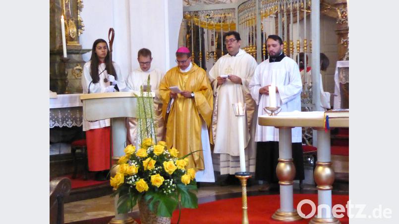 Den ersten Festgottesdienst feiern Kaplan Daniel Fenk, Bischof Thomas Holub, Dekan Walter Hellauer (Mitte, von links). Bild: bba