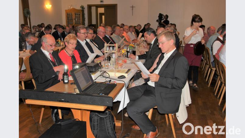Mit Gesang wurde die Veranstaltung auch beendet: Alle sangen das Altendorfer Heimatlied von Alois Pickl. Bild: ral