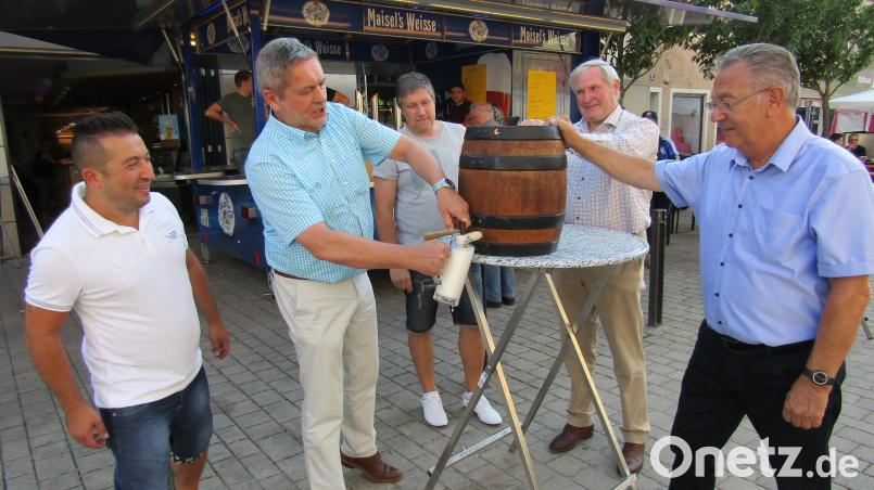 Zunächst füllte Bürgermeister Joachim Neuß die ersten Krüge nur mit Bierschaum. sck